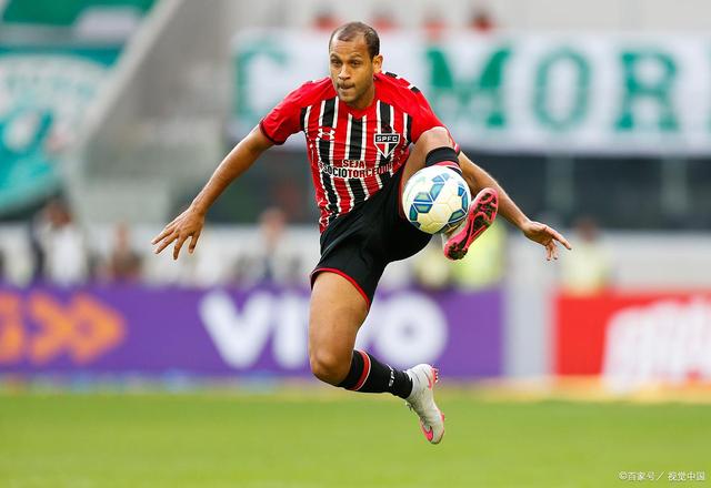 球队士气高昂，全队奋勇争先赢得称赞