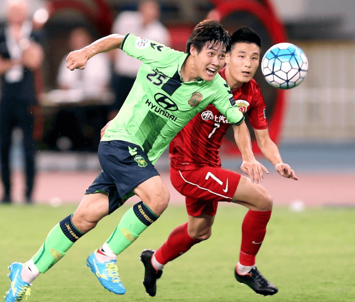 国内足球热门战事，谁将笑到最后？