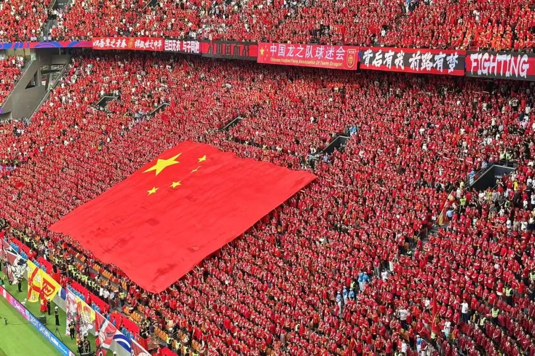 国内足球队取得历史性胜利，赛场氛围热烈