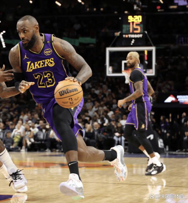 包含篮球明星的最新消息：詹姆斯在训练中受伤的词条