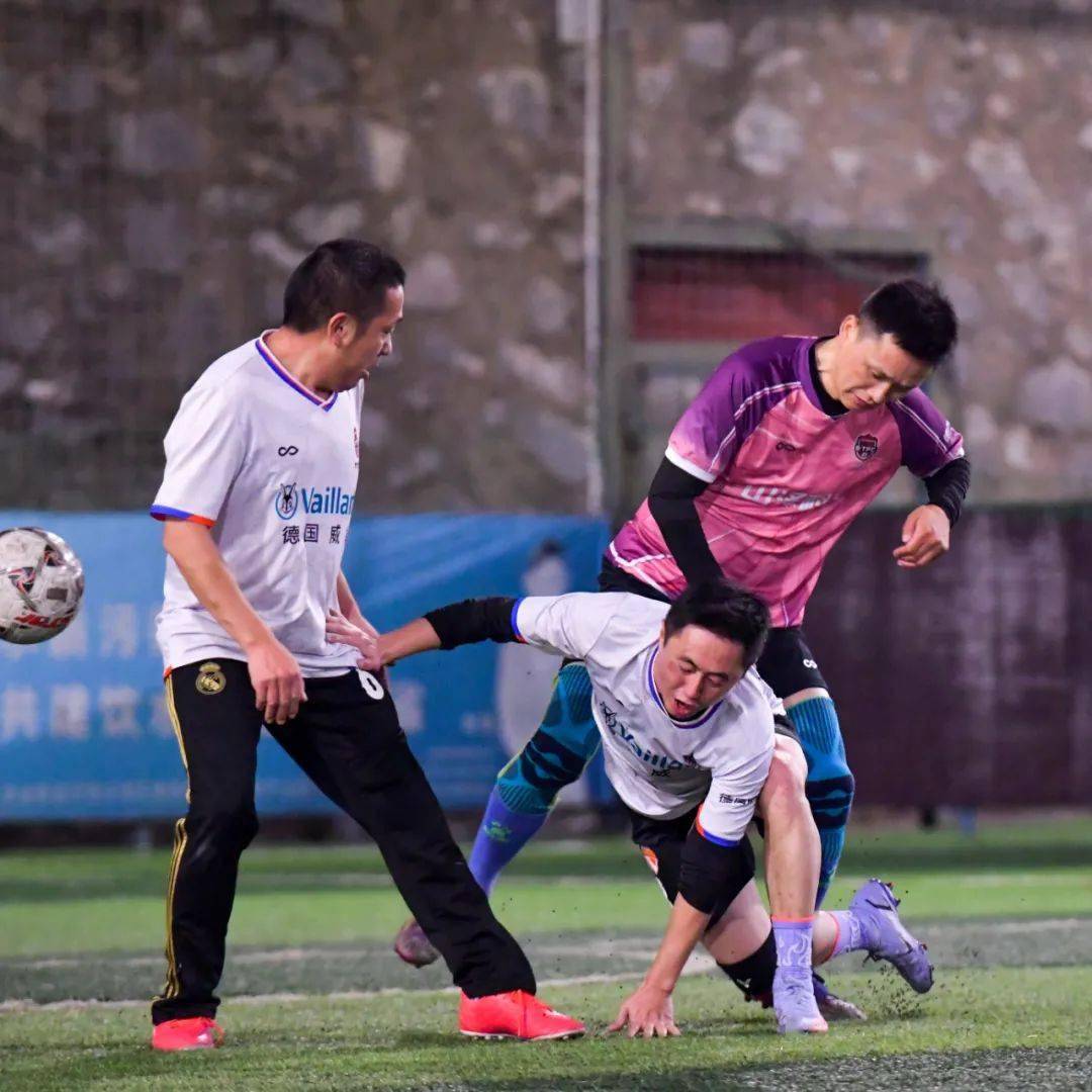 德国队险胜日本队，辛杜关键制胜